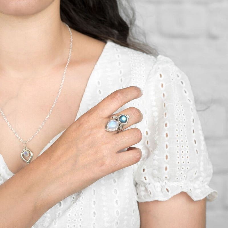 Anillo celestial de piedra lunar y labradorita – imagen 3
