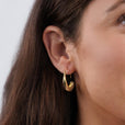 Pendientes aro minimalistas dorados con gota – imagen 3