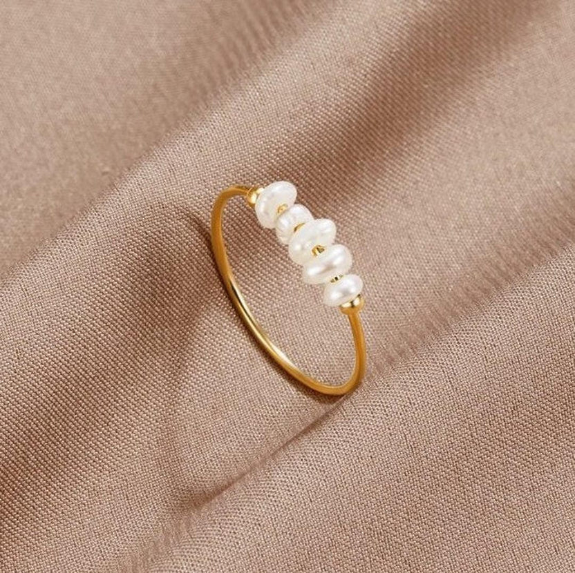 Anillo etéreo de perla de agua dulce