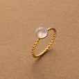 Anillo de cuerda dorada con piedra lunar