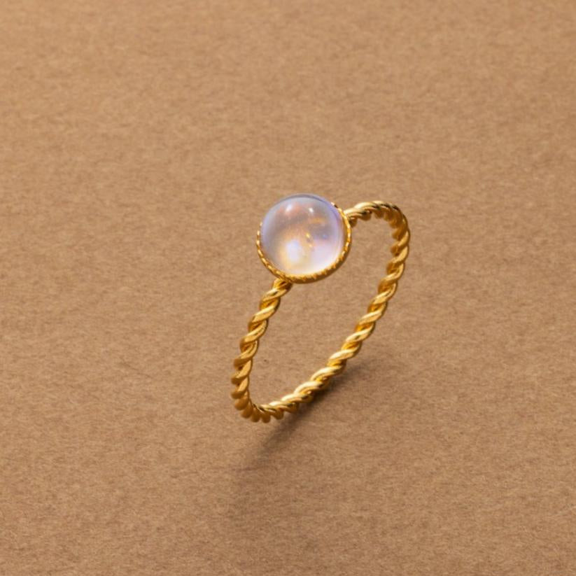 Anillo de cuerda dorada con piedra lunar