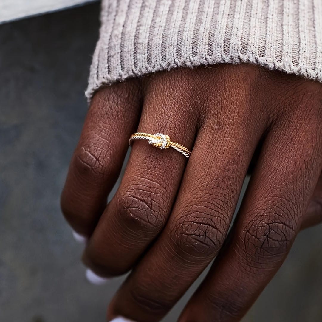 Anillo bicolor con nudo de amor – imagen 3