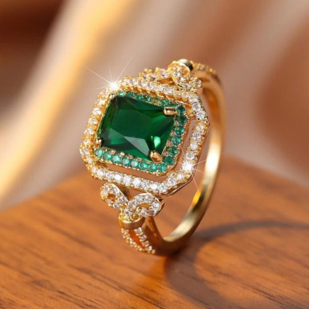 Anillo luminoso de cristal verde esmeralda