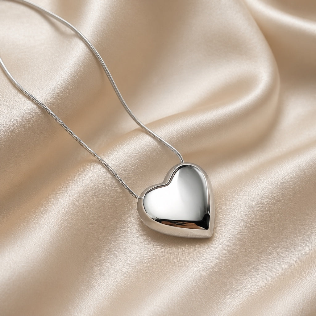 Collar corazón abultado en oro blanco atemporal