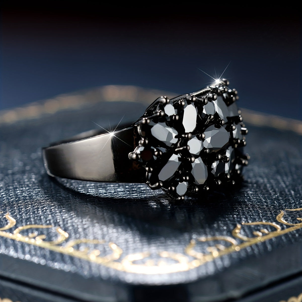 Anillo brillante con circonita negra