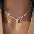 Collar atemporal de oro blanco con incrustaciones de circonita – imagen 2