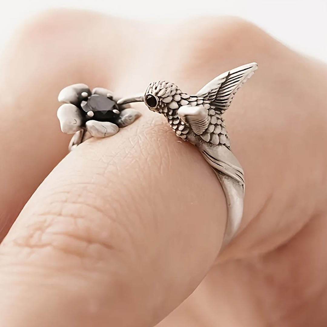 Anillo ajustable con colibrí y piedra floral – imagen 2