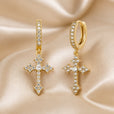 Pendientes de cruz con circonitas incrustadas en oro blanco – imagen 2