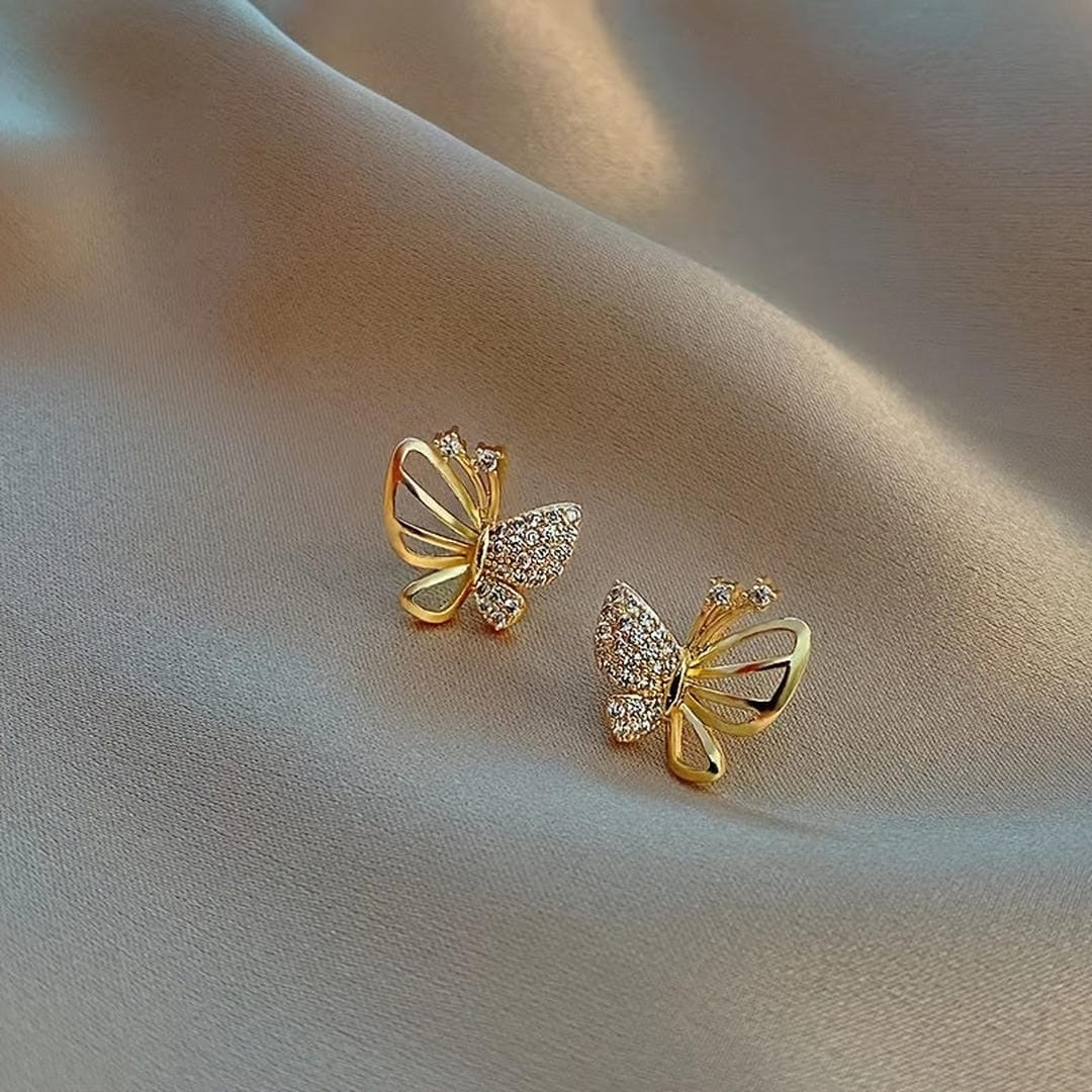 Pendientes de mariposa con pavé en tono oro – imagen 2