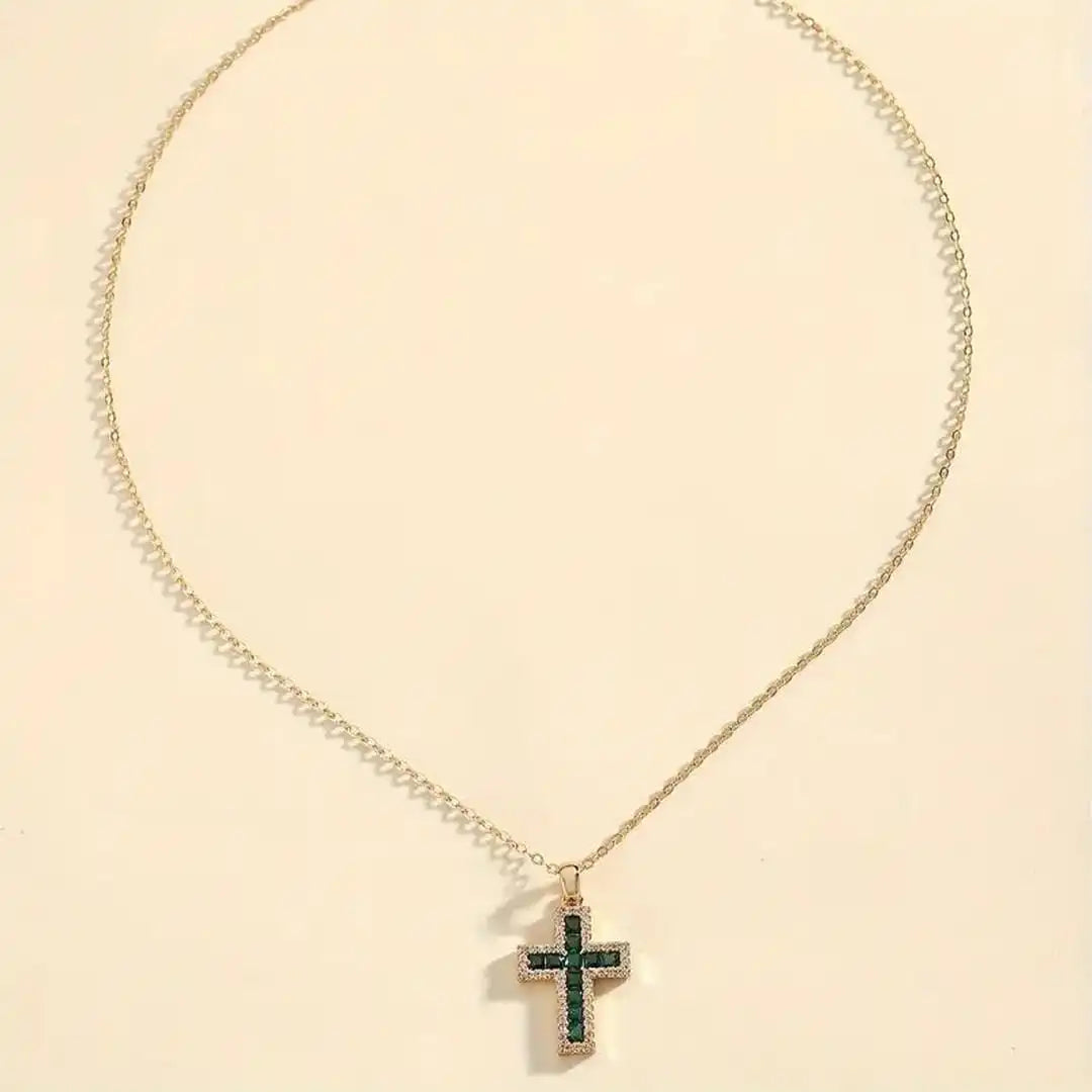 Colgante de cruz esmeralda con collar dorado – imagen 2