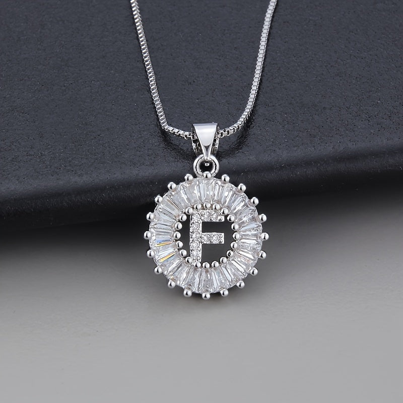 Collar con inicial de circonita en oro blanco – imagen 6