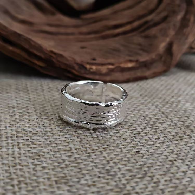 Anillo martillado de plata y oro – imagen 4