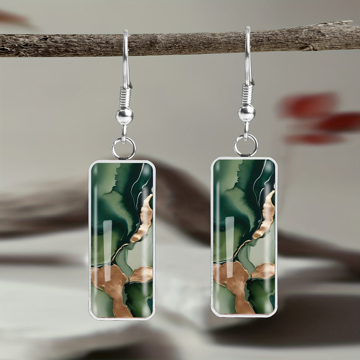 Pendientes abstractos minimalistas dorados en verde