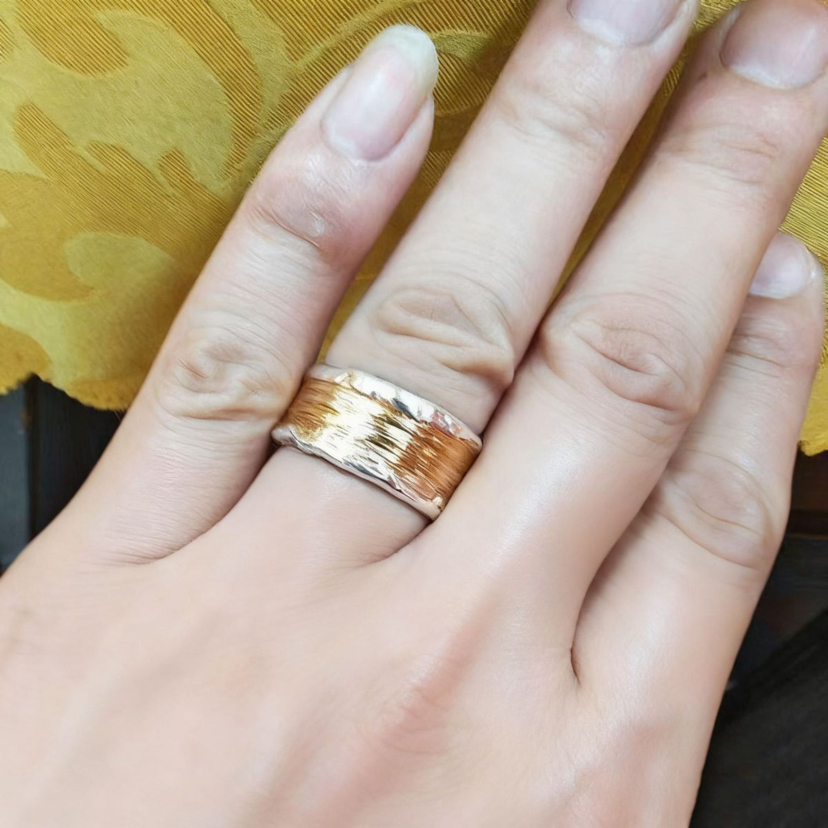 Anillo martillado de plata y oro – imagen 3