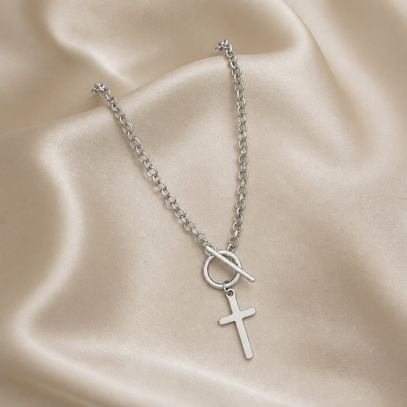 Collar de cruz de tendencia en oro blanco con cierre de palanca