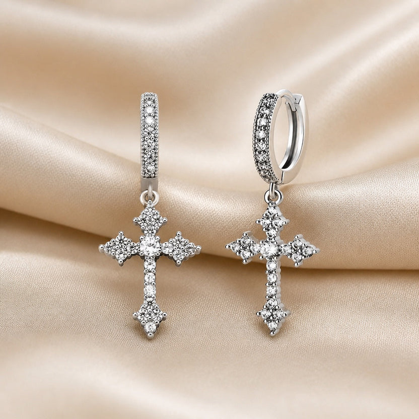 Pendientes de cruz con circonitas incrustadas en oro blanco