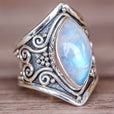 Anillo llamativo ornamentado de piedra lunar en talla marquesa