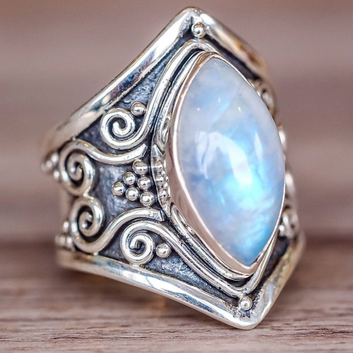 Anillo llamativo ornamentado de piedra lunar en talla marquesa