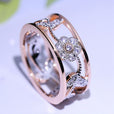 Anillo rosa radiante en flor