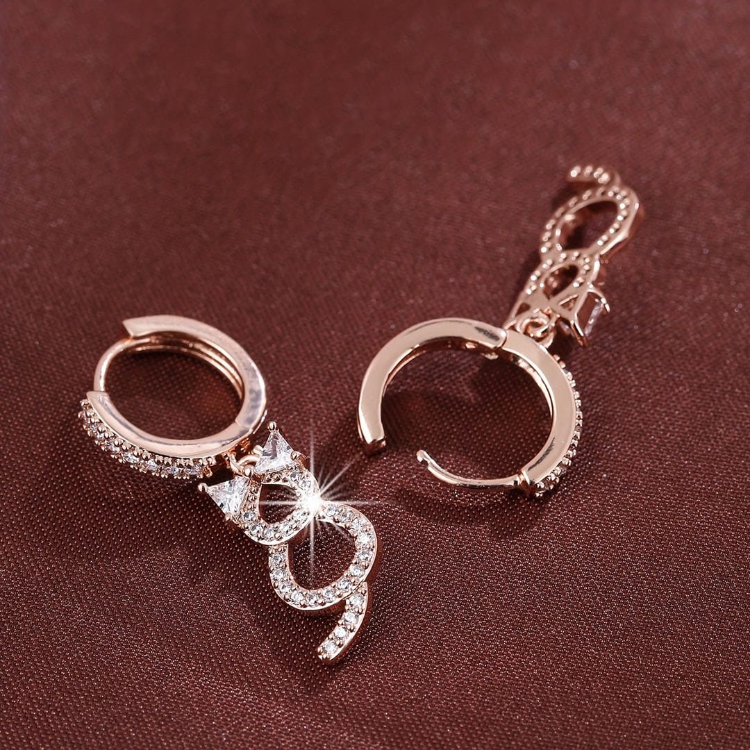 Pendientes de aro con gato colgante de cristal – imagen 4