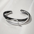 Pulsera rígida minimalista con forma de ola