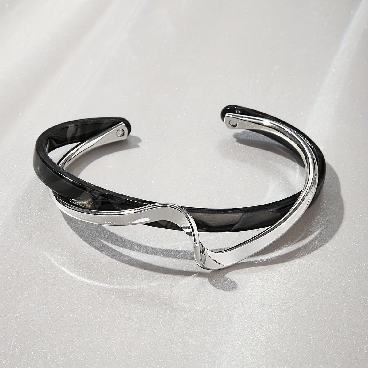 Pulsera rígida minimalista con forma de ola