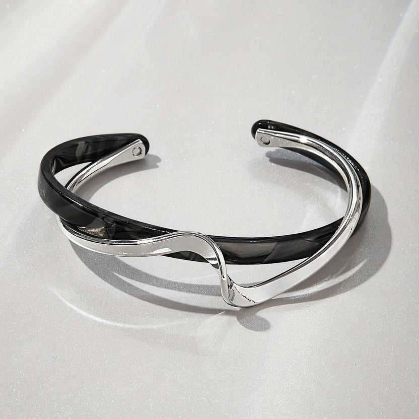 Pulsera rígida minimalista con forma de ola