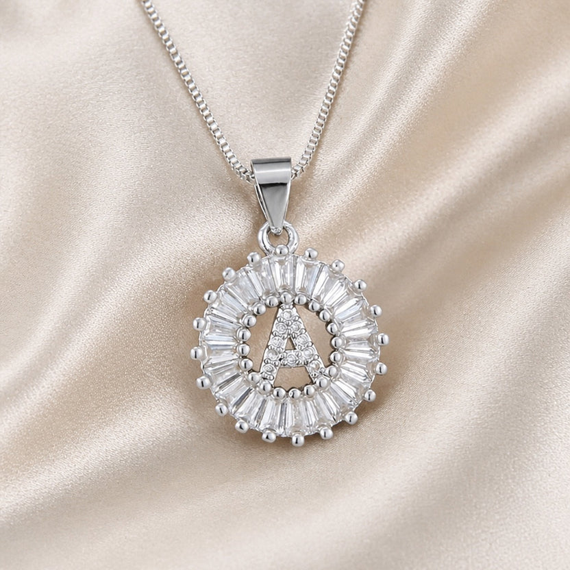 Collar con inicial de circonita en oro blanco