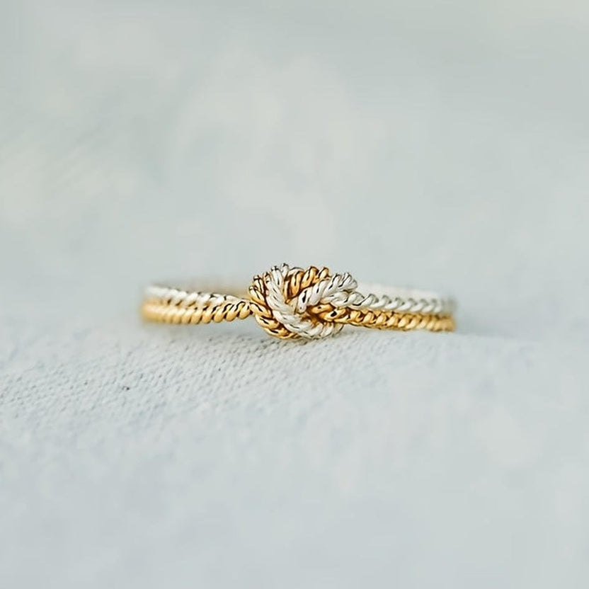 Anillo bicolor con nudo de amor