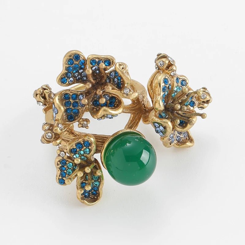 Anillo encantado de pétalos en racimo