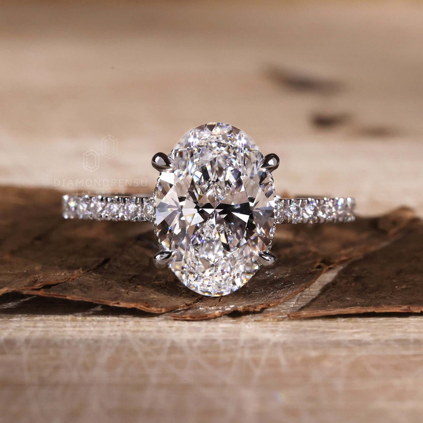 Anillo solitario ovalado de plata clásico