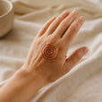 Espiral de mano de cobre Fluir — Carmen, Lucía & Rocío