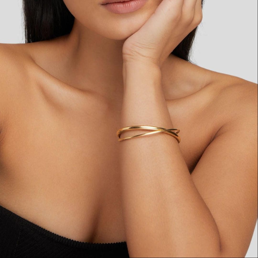 Pulsera curva dorada – imagen 3
