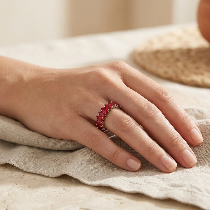 Anillo de oro con incrustación de rubí