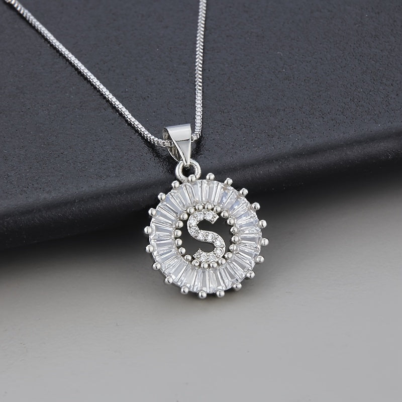 Collar con inicial de circonita en oro blanco – imagen 19