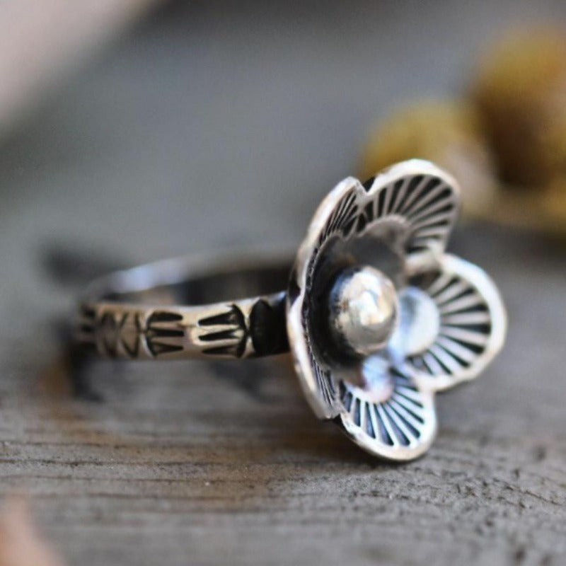 Anillo minimalista de flor retro – imagen 3