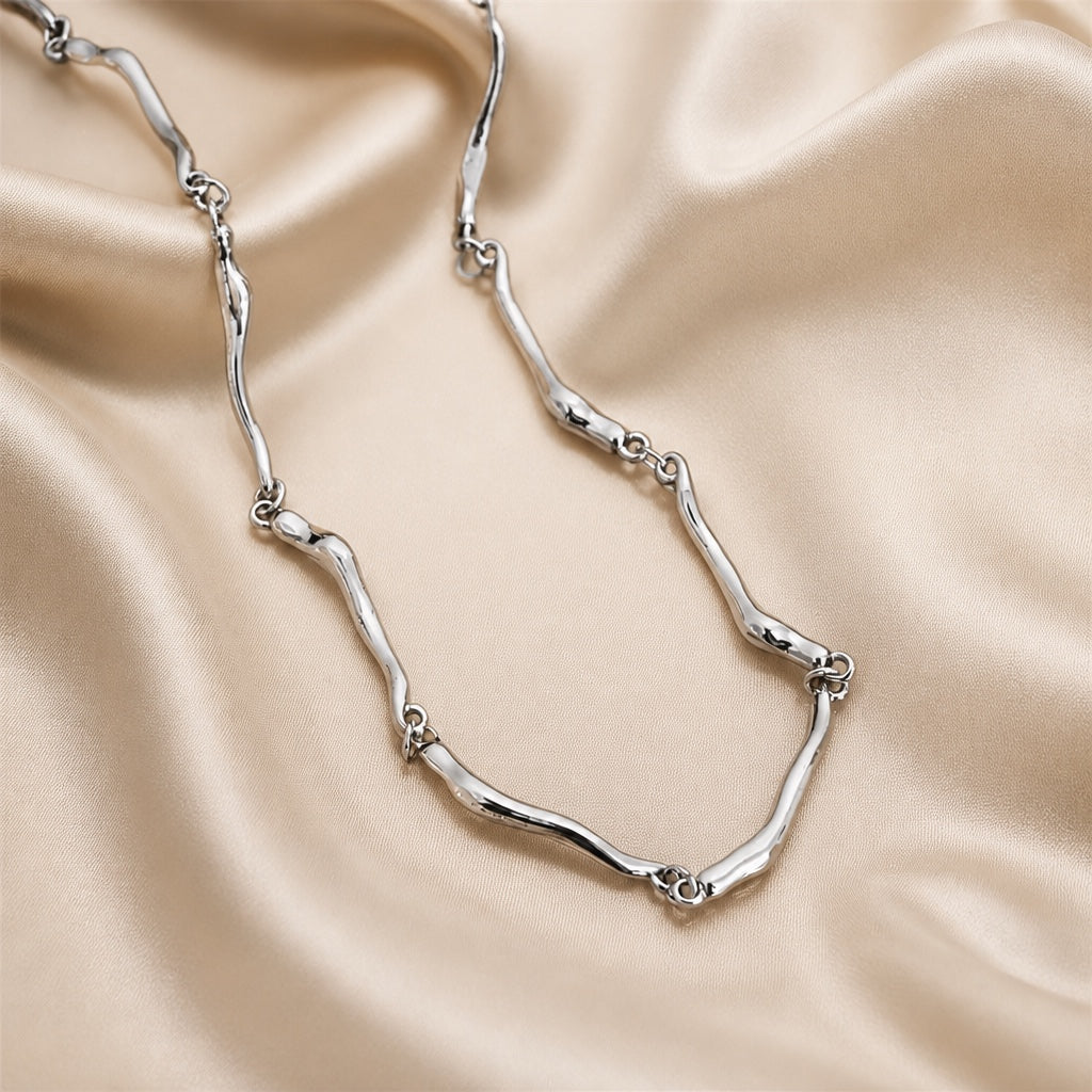 Collar de torsión ondulada en oro blanco