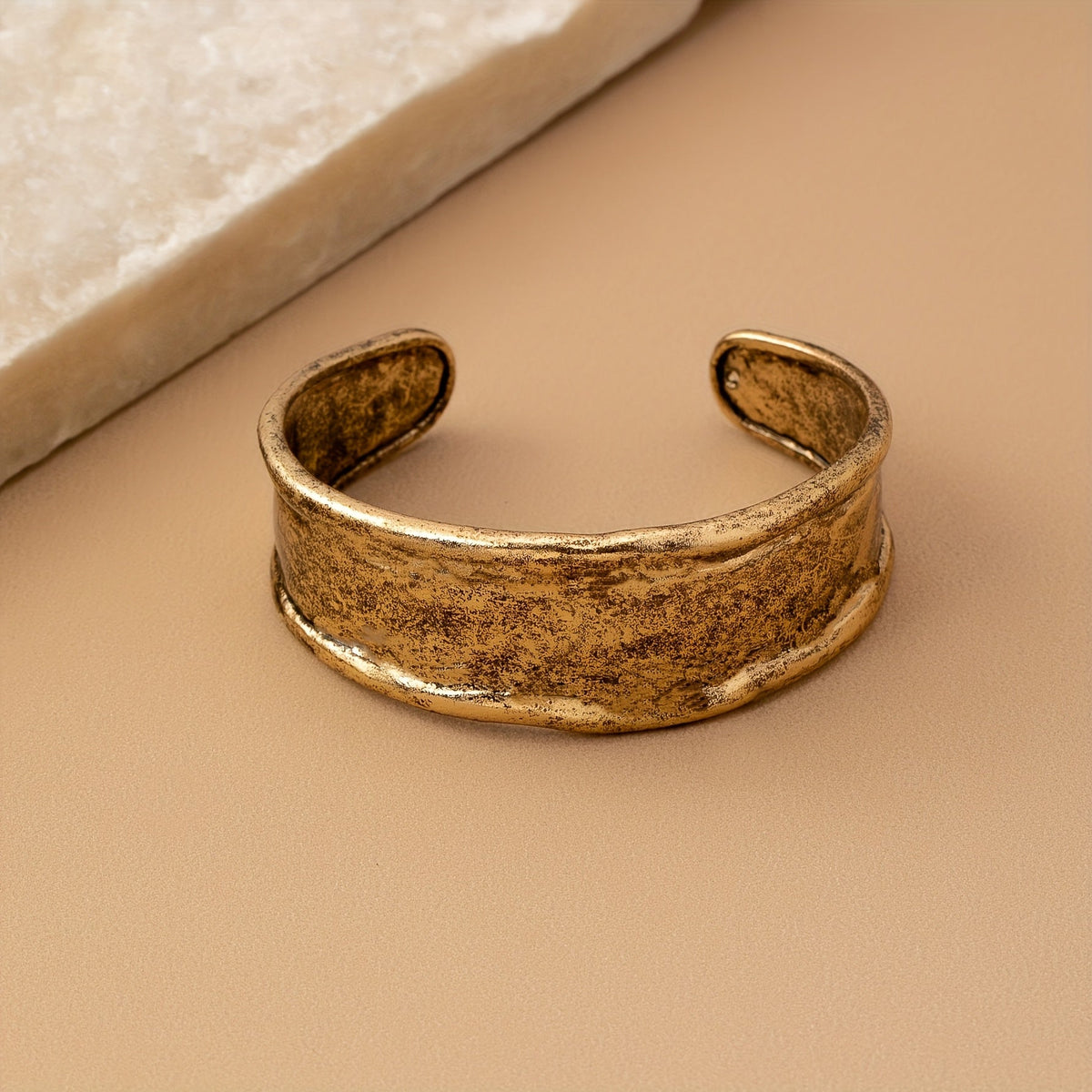 Pulsera abierta minimalista y versátil – imagen 2