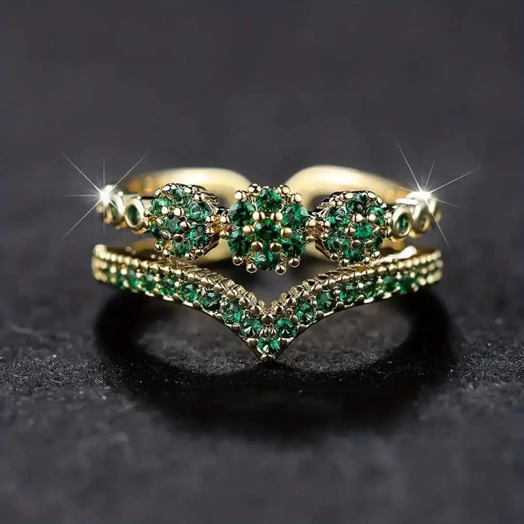 Anillo brillante con perlas esmeralda