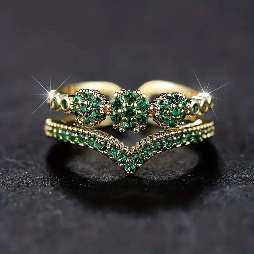 Anillo brillante con perlas esmeralda