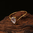 Anillo en V con gota de agua incrustada