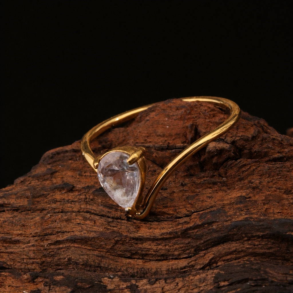 Anillo en V con gota de agua incrustada