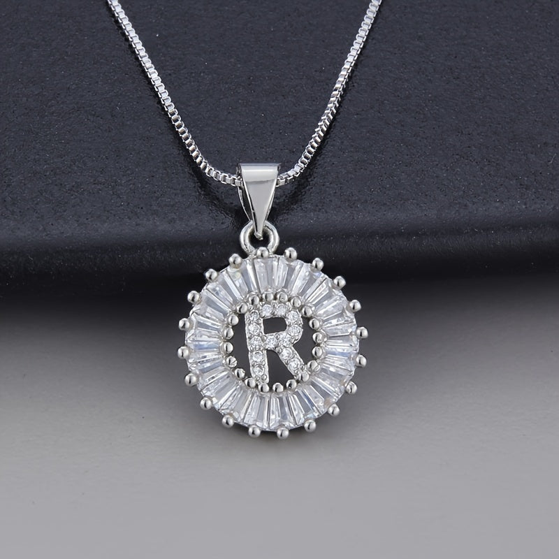 Collar con inicial de circonita en oro blanco – imagen 18