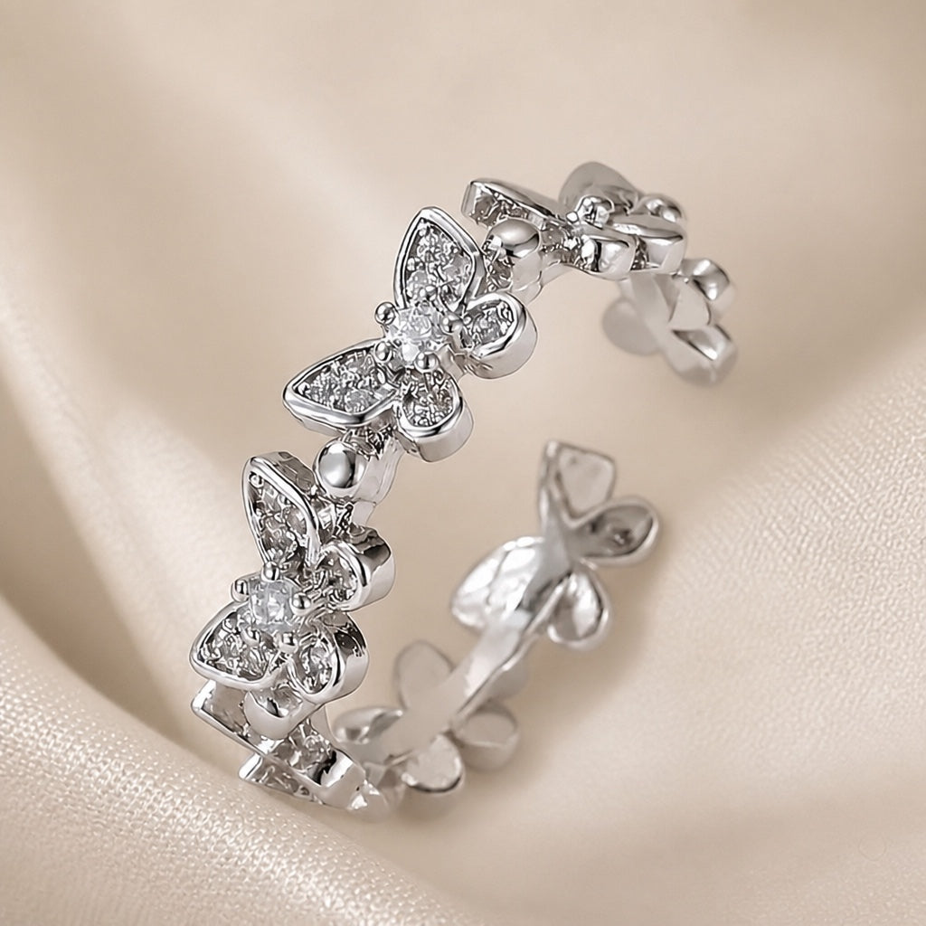 Anillo de oro blanco con mariposa y circonitas
