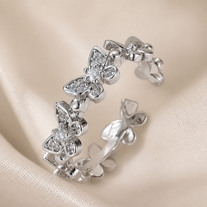 Anillo de oro blanco con mariposa y circonitas