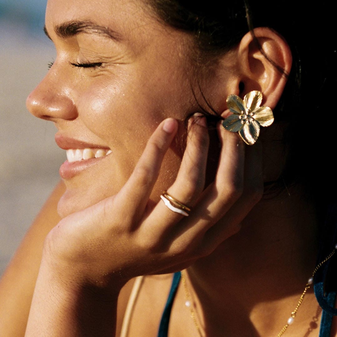Pendientes dorados Hibisco Majestuoso — Carmen, Lucía & Rocío