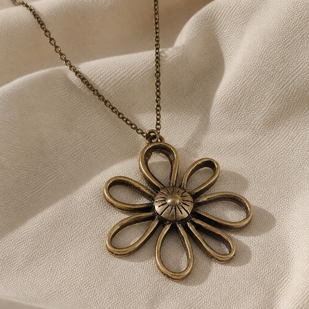 Collar vintage con flor Muse