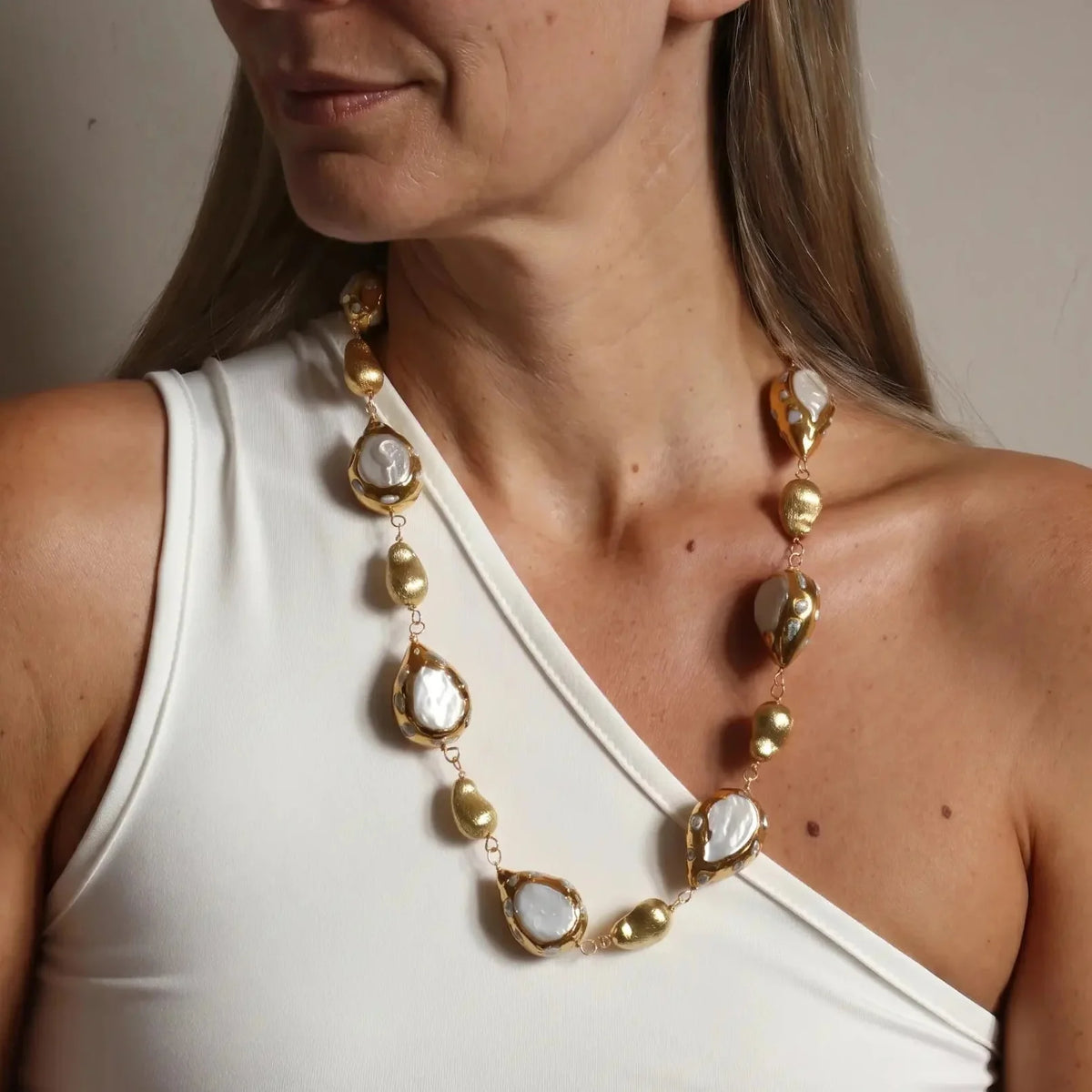 Collar FluxFlicker de perlas en forma de gota – imagen 2
