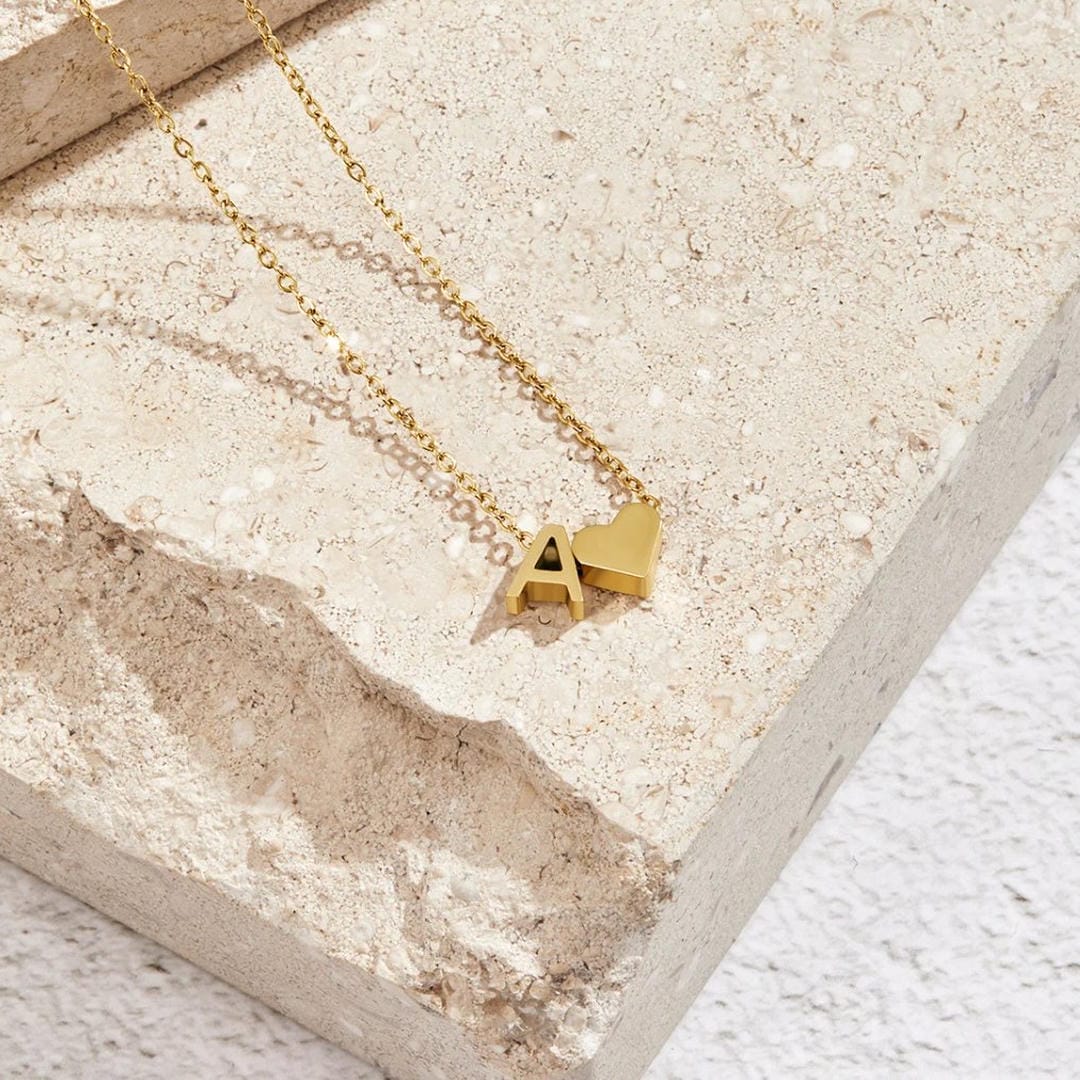 Collar con inicial y corazón de oro personalizado – imagen 3
