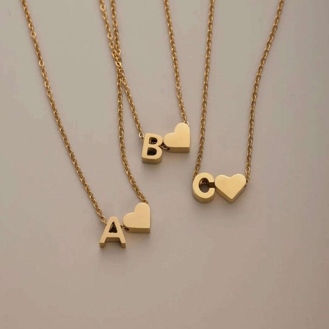 Collar con inicial y corazón de oro personalizado